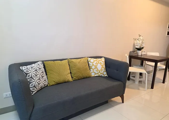 Bgc Uptown Cosy Vibe With Balcony And Fast Wi-fi Close To Grand Hyatt Malls St Lukes